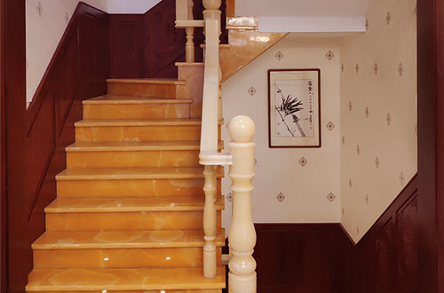 贾汪中式别墅室内汉白玉石楼梯的定制安装装饰效果