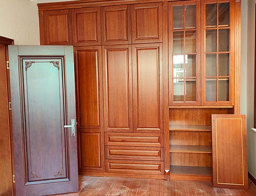 贾汪中式家庭装修里定制的实木衣柜效果图